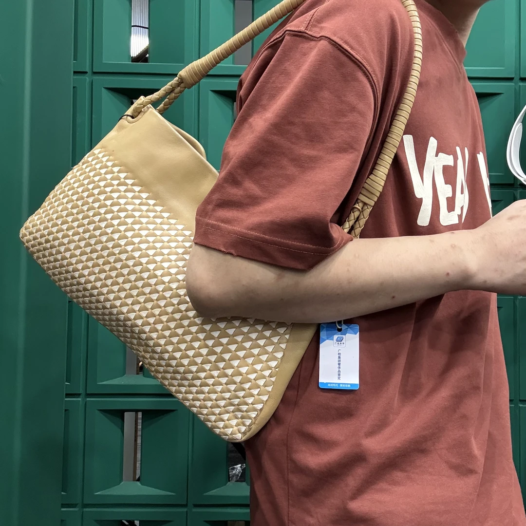 95新 BOTTEGA VENETA/葆蝶家 【龙】奶茶色腋下单肩包
