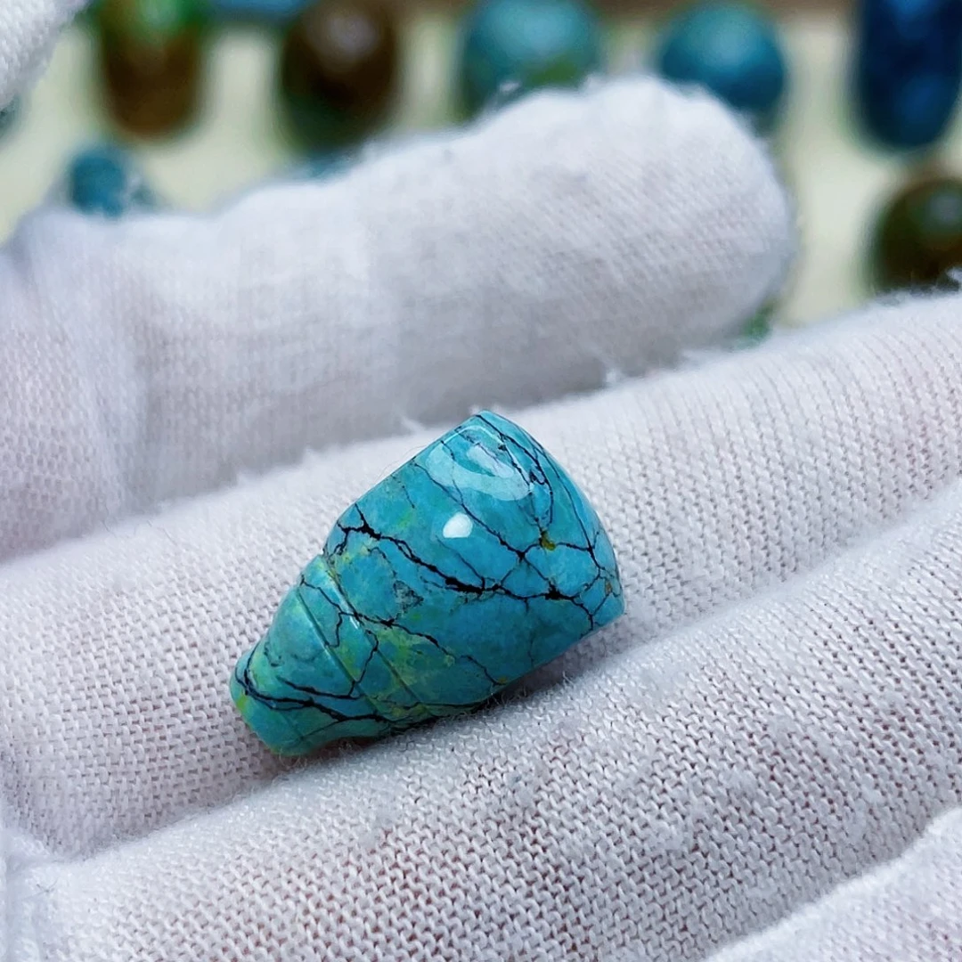 绿松石未镶嵌颈饰