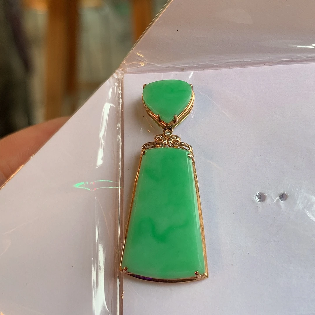 翡翠18K金镶嵌颈饰