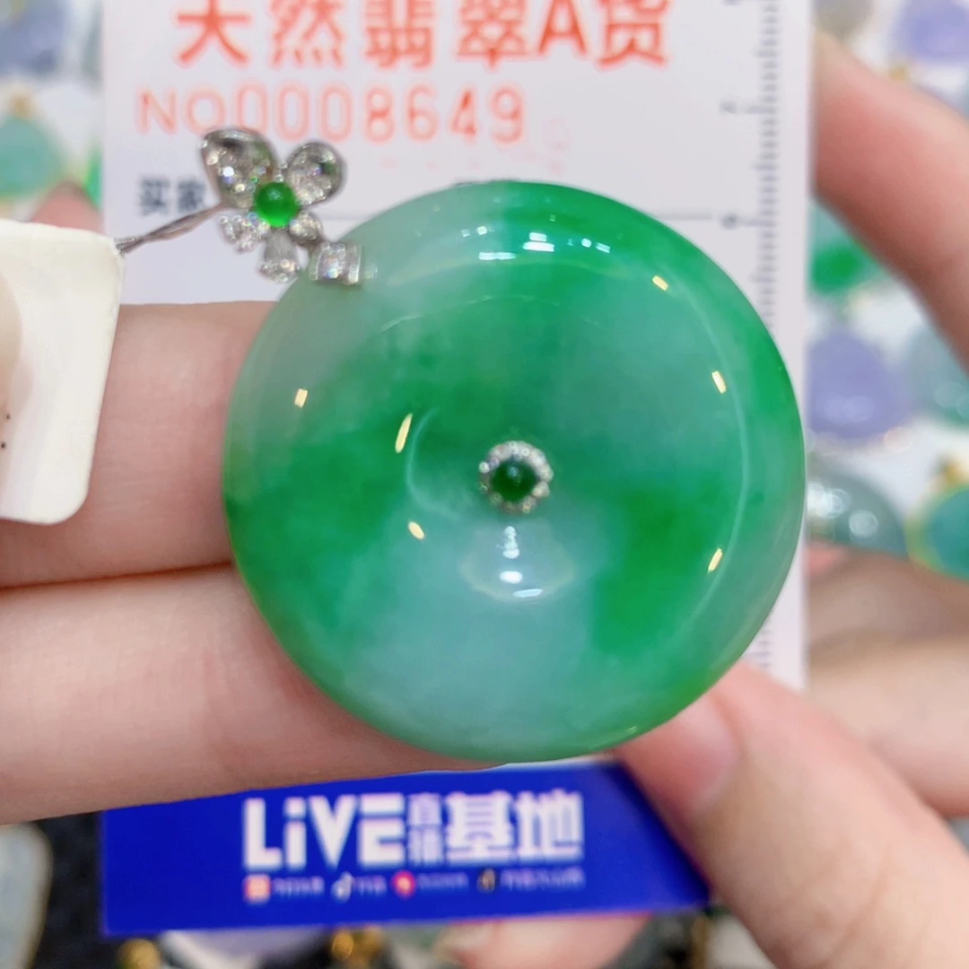 翡翠18K金镶嵌颈饰扣