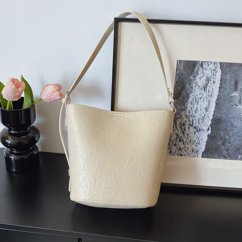 包包女2025爆款简约时尚小众单肩斜挎包百搭潮流水桶包