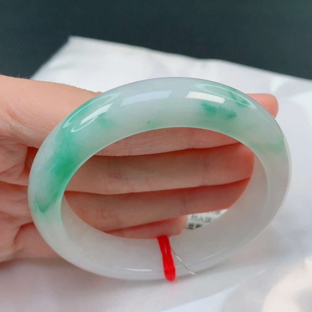 翡翠手镯未镶嵌52.8正圈，白底青，品相好