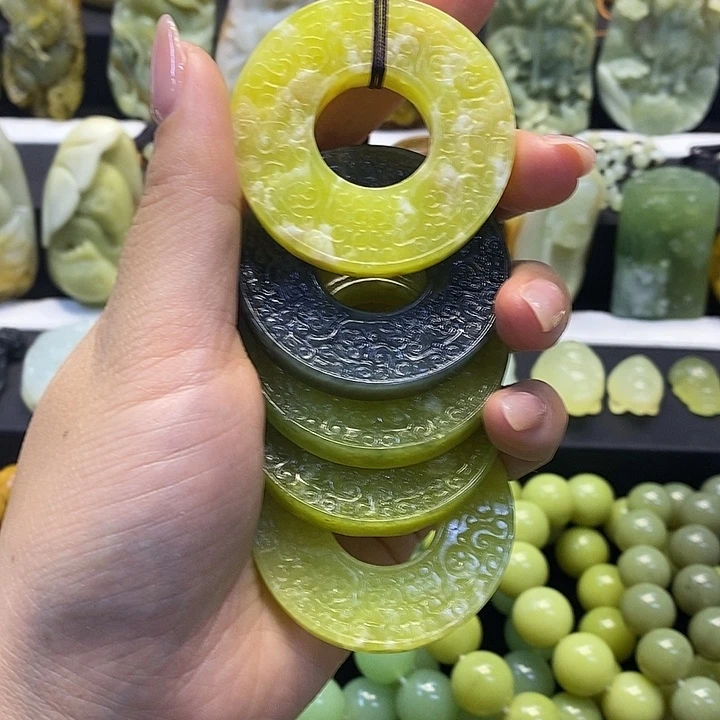 沈****蛇纹石玉未镶嵌颈饰