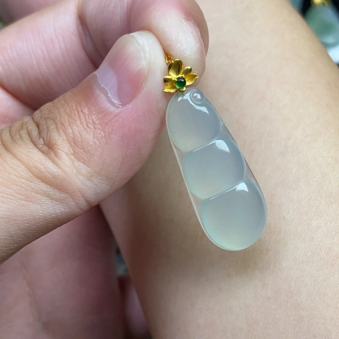 颈饰18K金镶嵌翡翠福豆