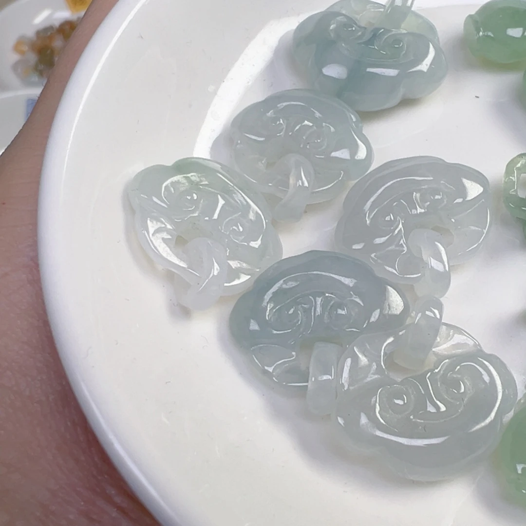 翡翠散珠如意锁一个