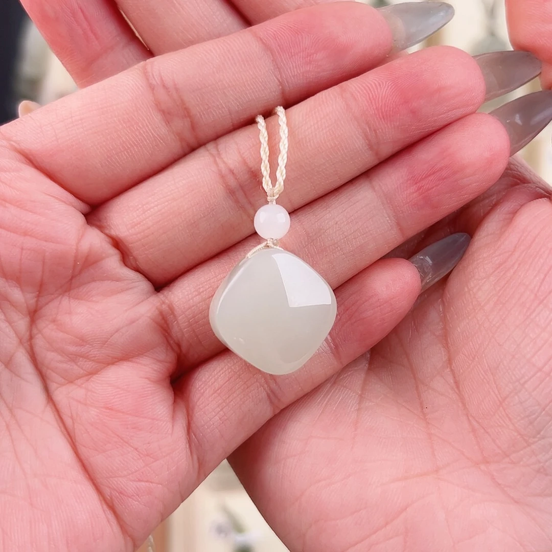 希***子和田玉未镶嵌颈饰