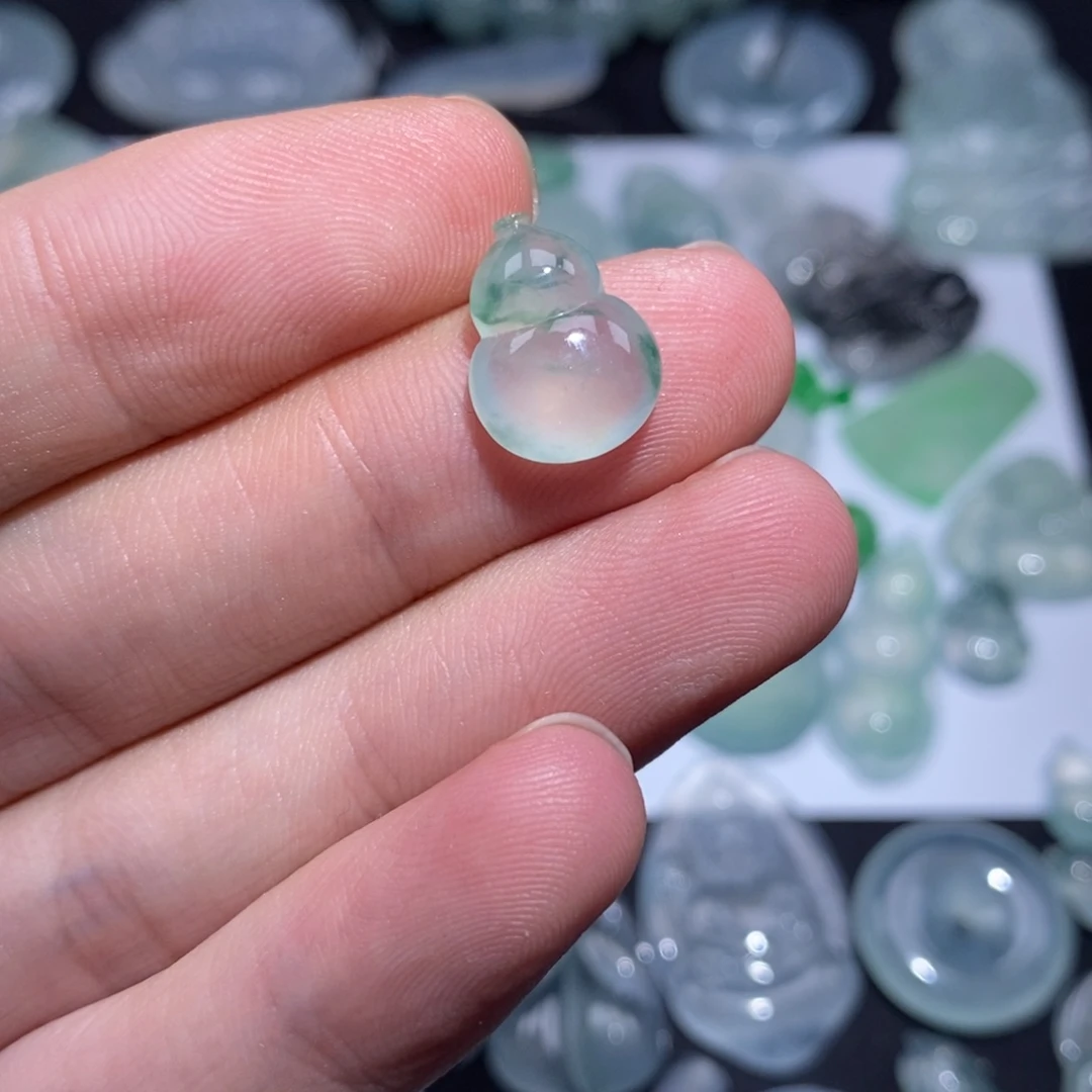 翡翠未镶嵌颈饰葫芦