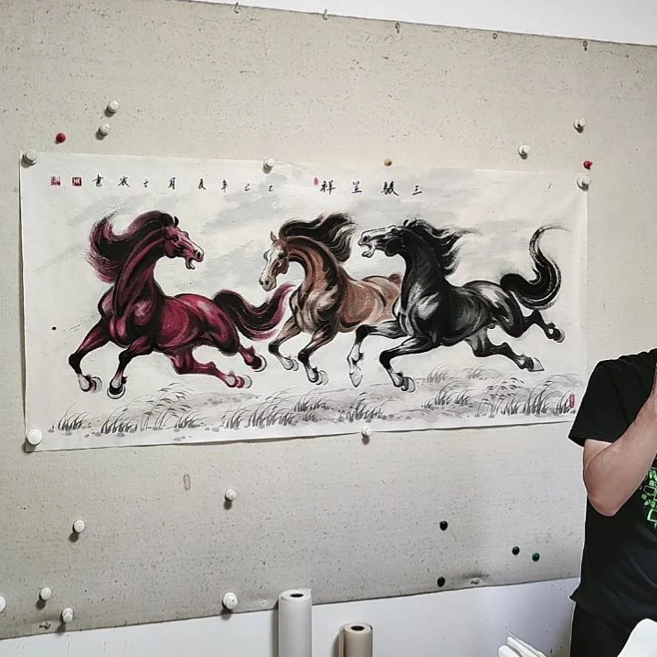 横款周士宸水墨写意奔马作品