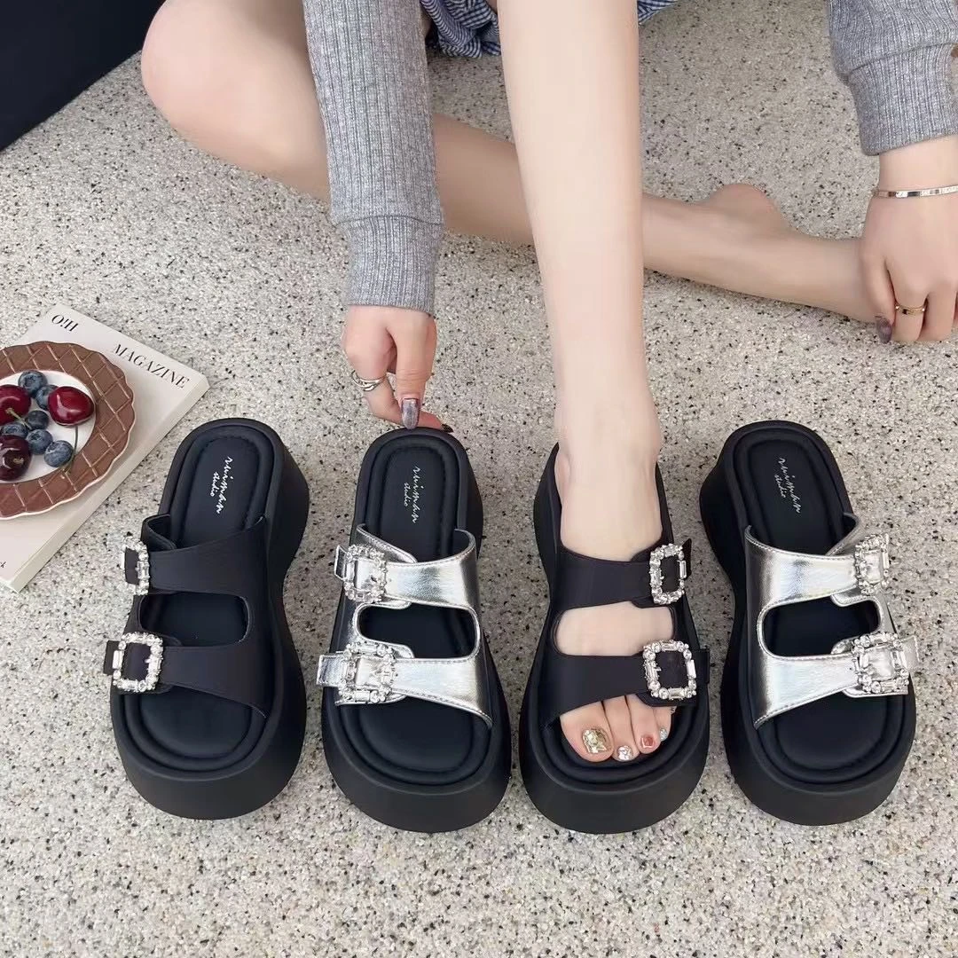 新疆佳佳鞋品 2025夏季新款欧货水钻皮带扣凉拖鞋