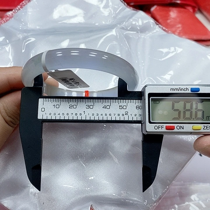 翡翠手镯未镶嵌83。