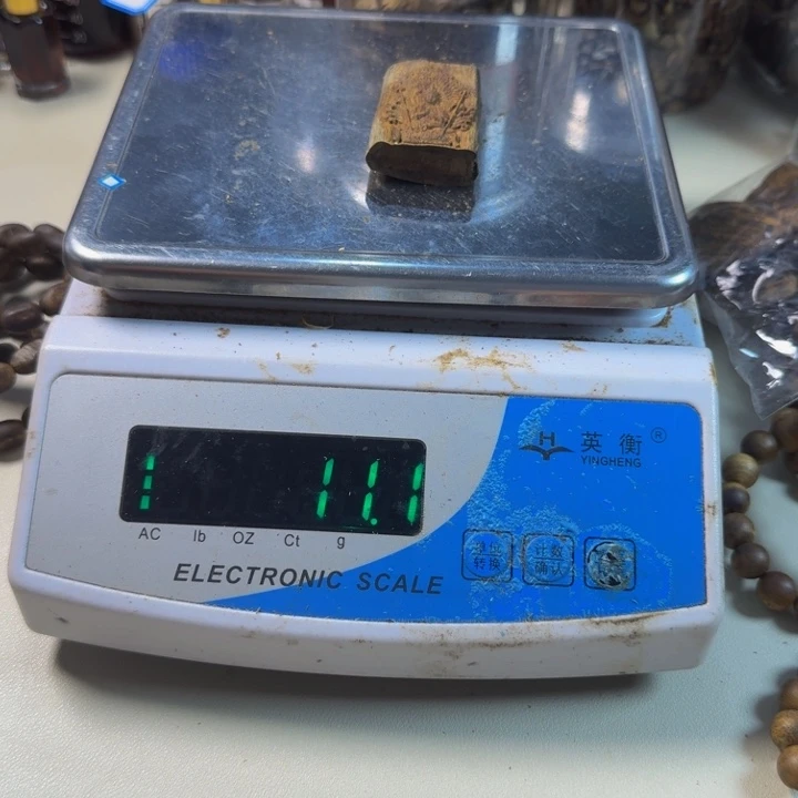 沉香碎屑沉香随****?白棋楠乌身圆叶雕刻牌