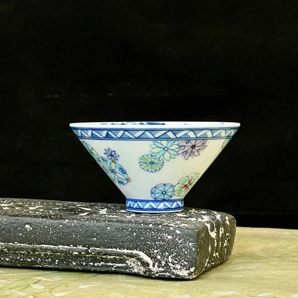 泑山窑出品，手工手绘斗彩陶瓷皮球花龙纹斗笠杯，容量100毫升茶杯