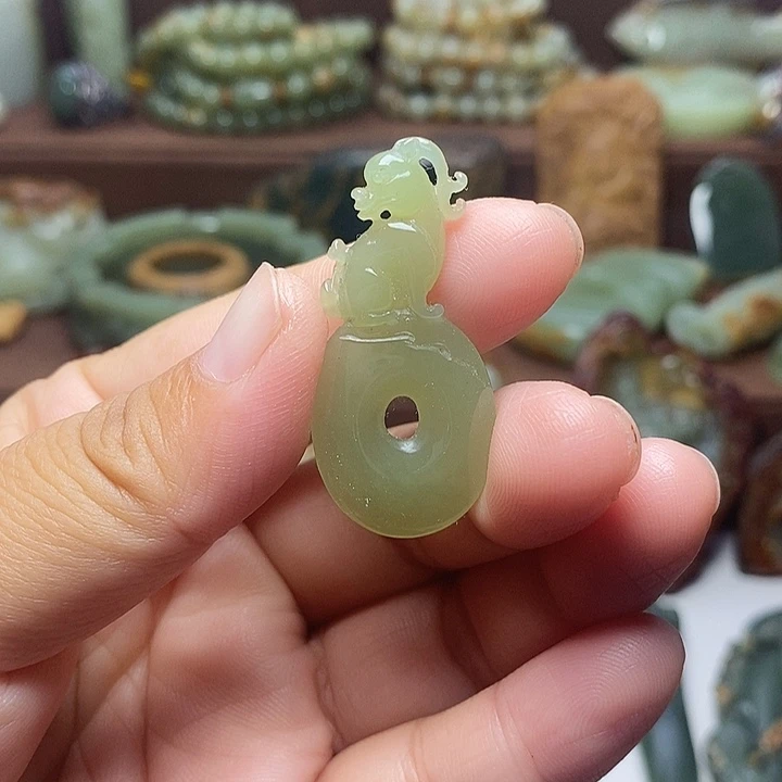 颈饰未镶嵌岫岩老玉（透闪石质玉）