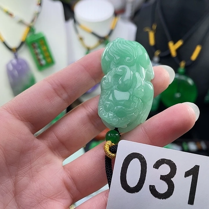 翡翠未镶嵌吊坠(赠链)