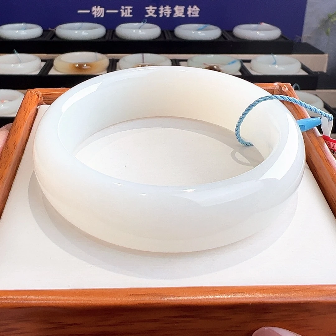 用***6和田玉未镶嵌手镯