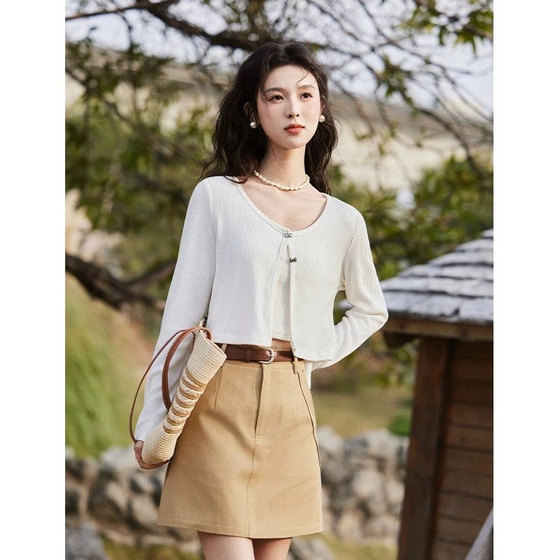 谜秀修身薄款百搭外搭开衫女2025春季蝴蝶扣短袖针织衫长袖白色