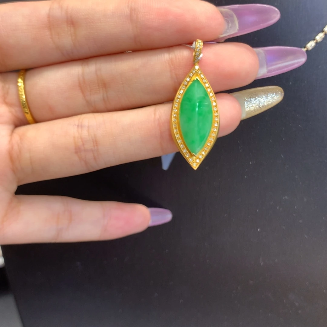 翡翠18K金镶嵌颈饰