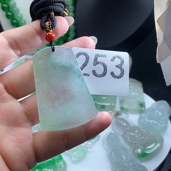 翡翠未镶嵌吊坠(赠链)