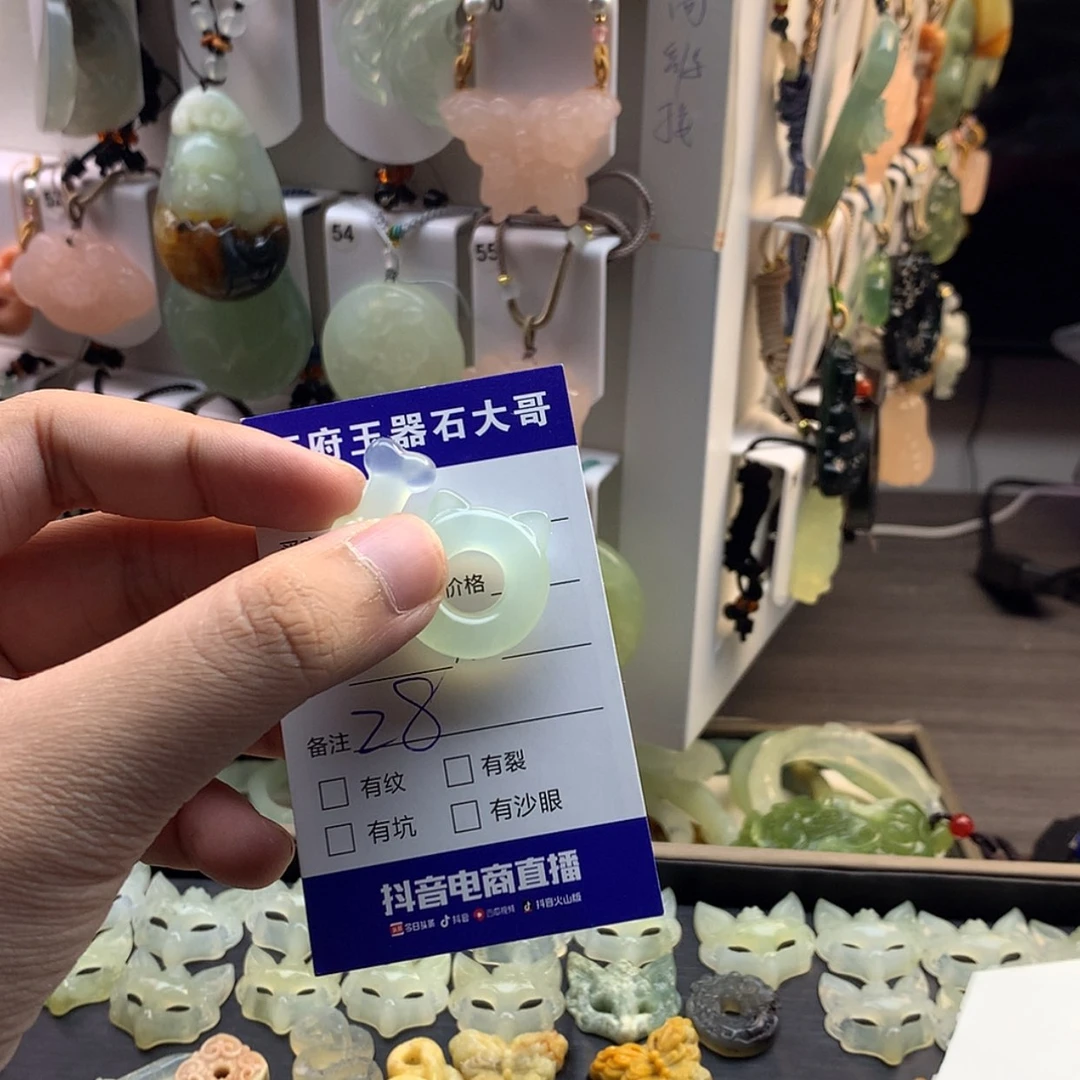 【闪购商品】蛇纹石玉颈饰未镶嵌完**?