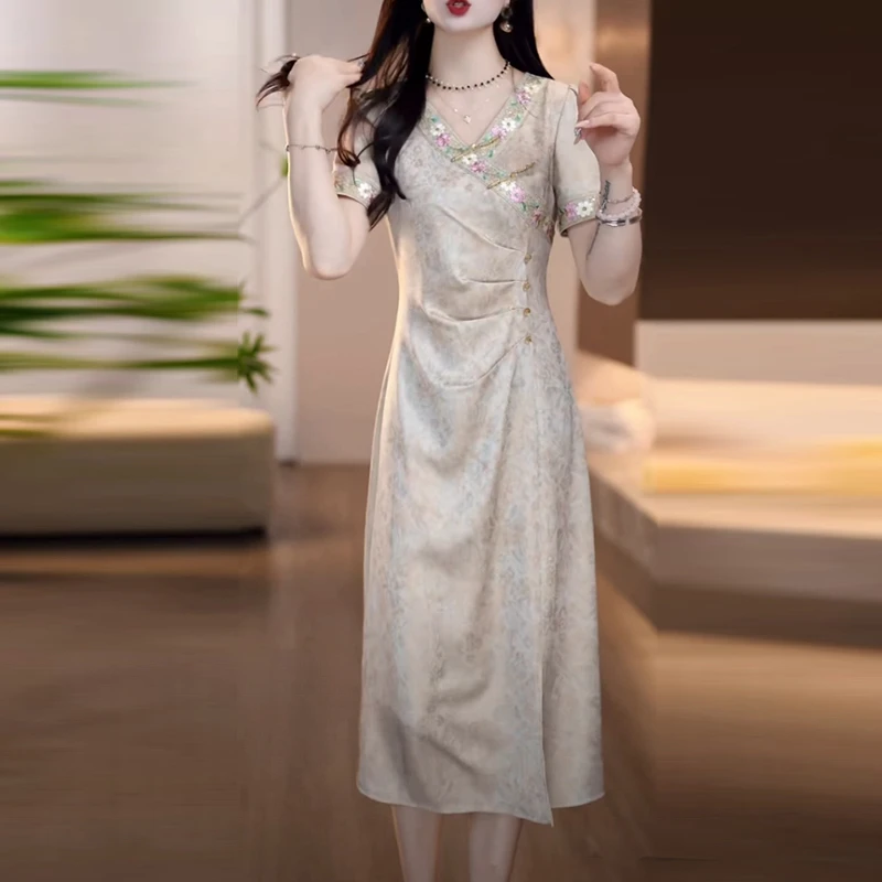 透孔花萝缎轻奢时髦女装2025夏季新款洋气精致盘扣中长款连衣裙子