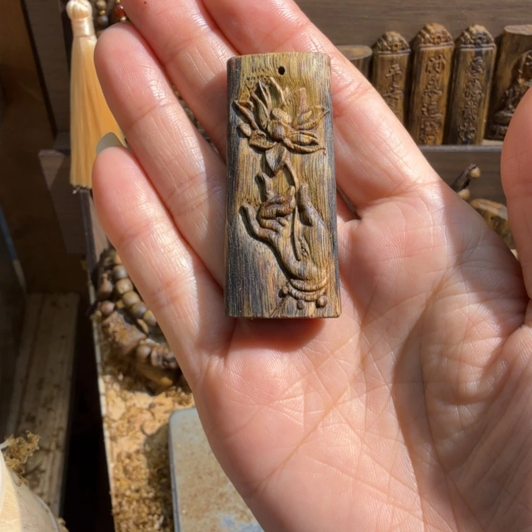 沉香沉香碎屑绿棋楠莲花块料5克