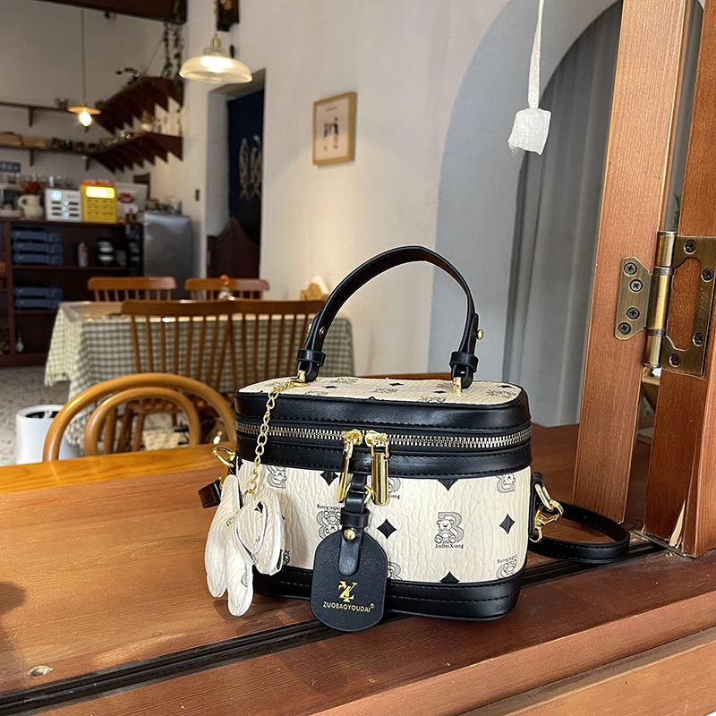 今年流行包包女2025新款春夏百搭通勤斜挎包超火手提盒子包水桶包