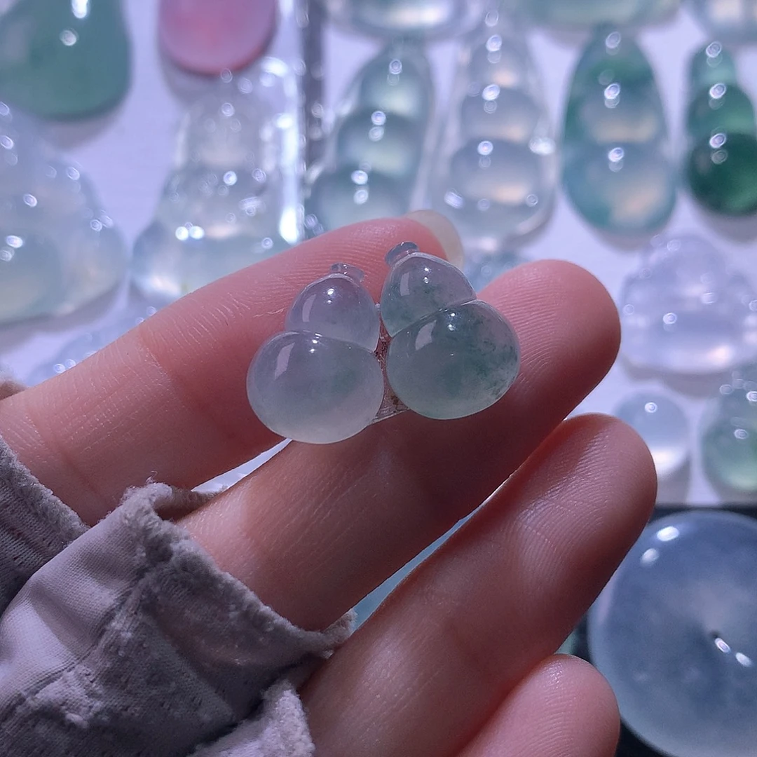 翡翠未镶嵌颈饰一对