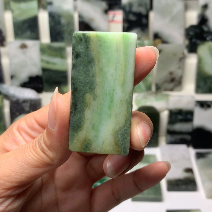 独山玉未镶嵌颈饰