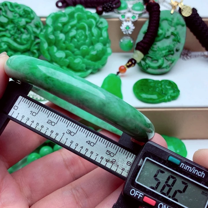 翡翠未镶嵌手镯…．