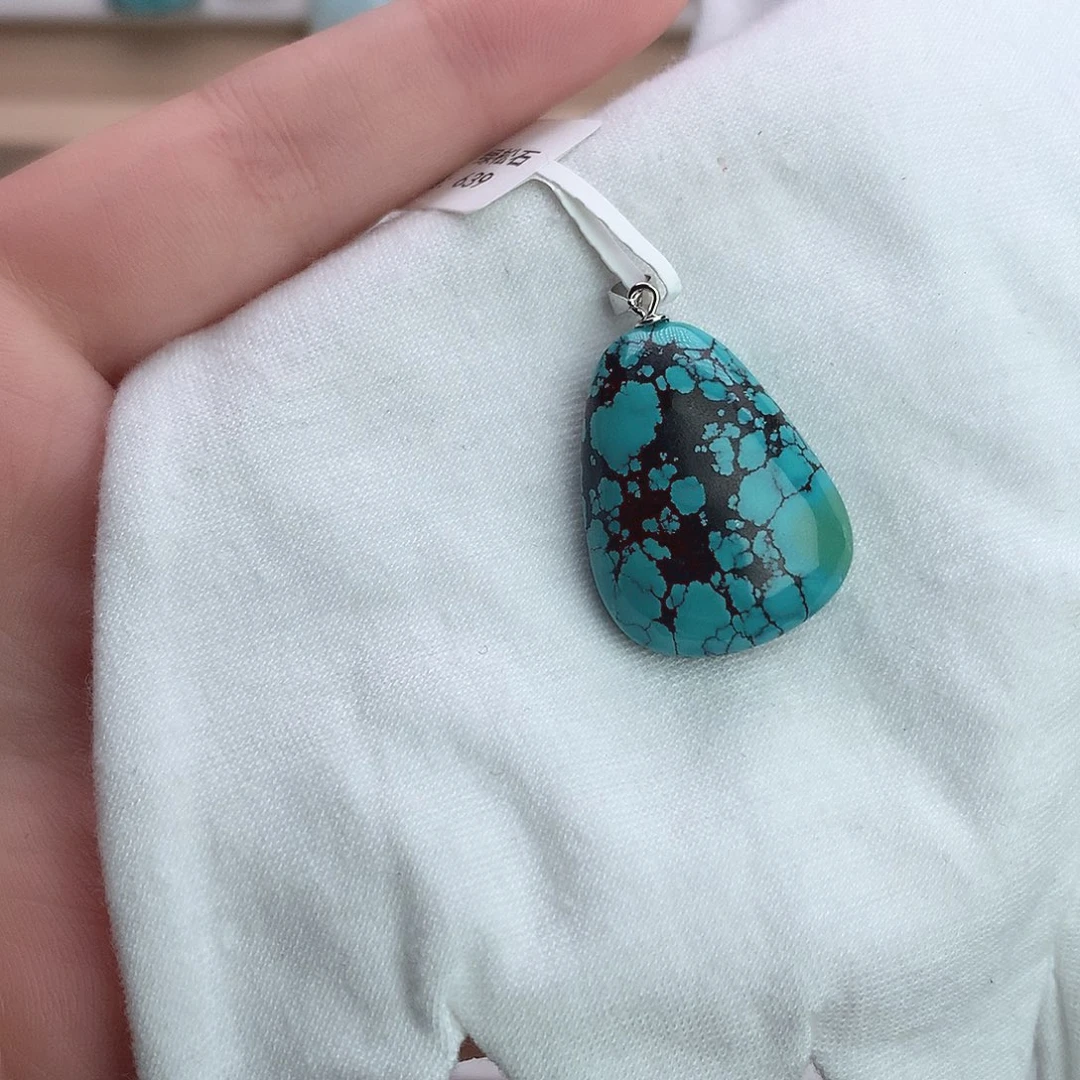 芭***乐绿松石未镶嵌珠宝奇石