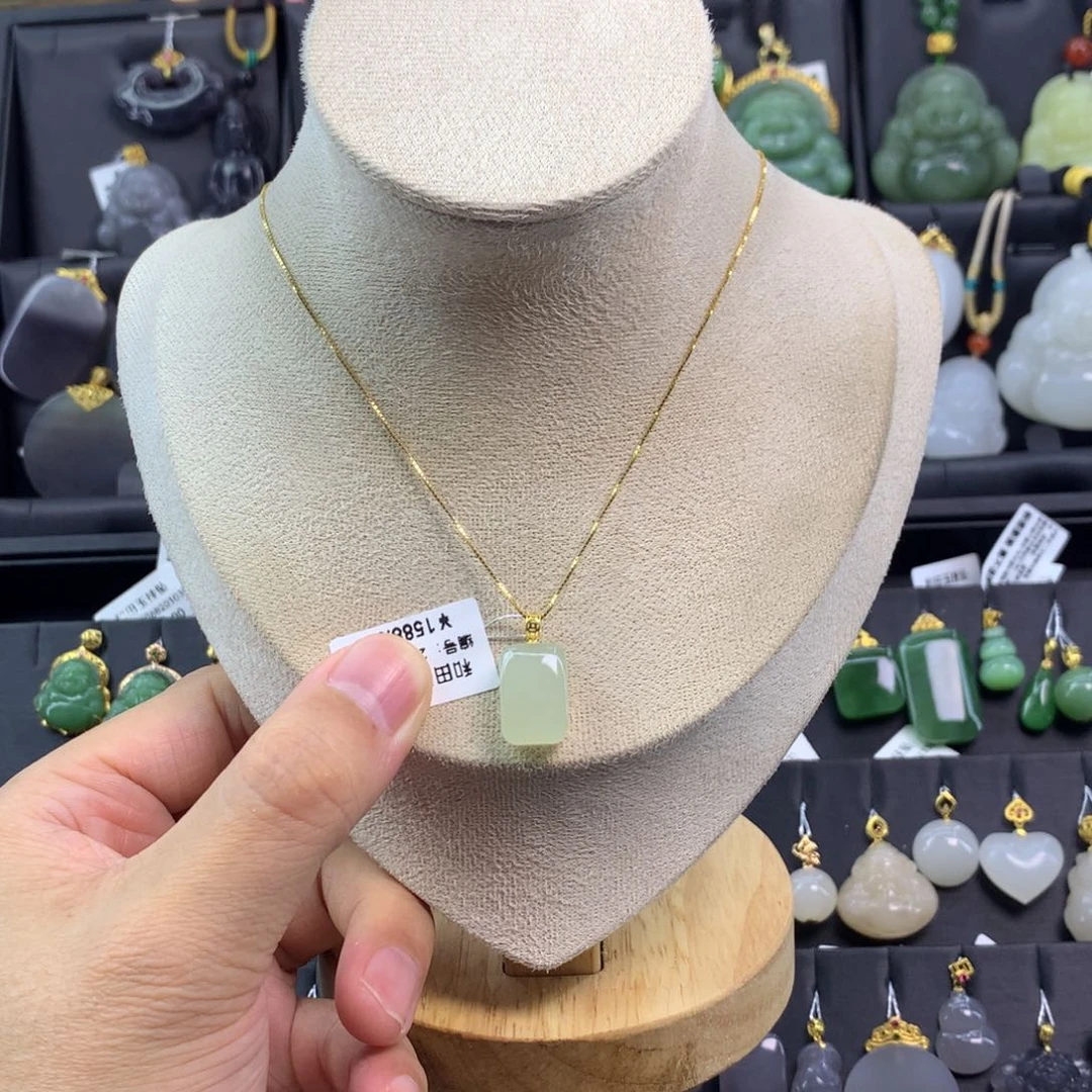 和田玉吊坠18K金镶嵌