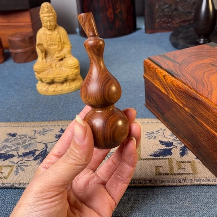 贡木尽**归老挝花梨葫芦手把件