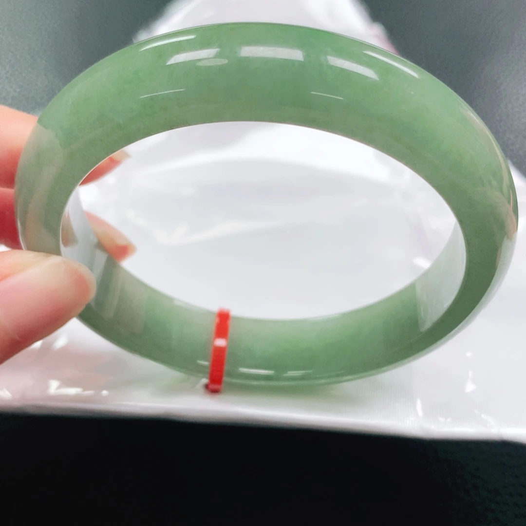 翡翠手镯未镶嵌60圈