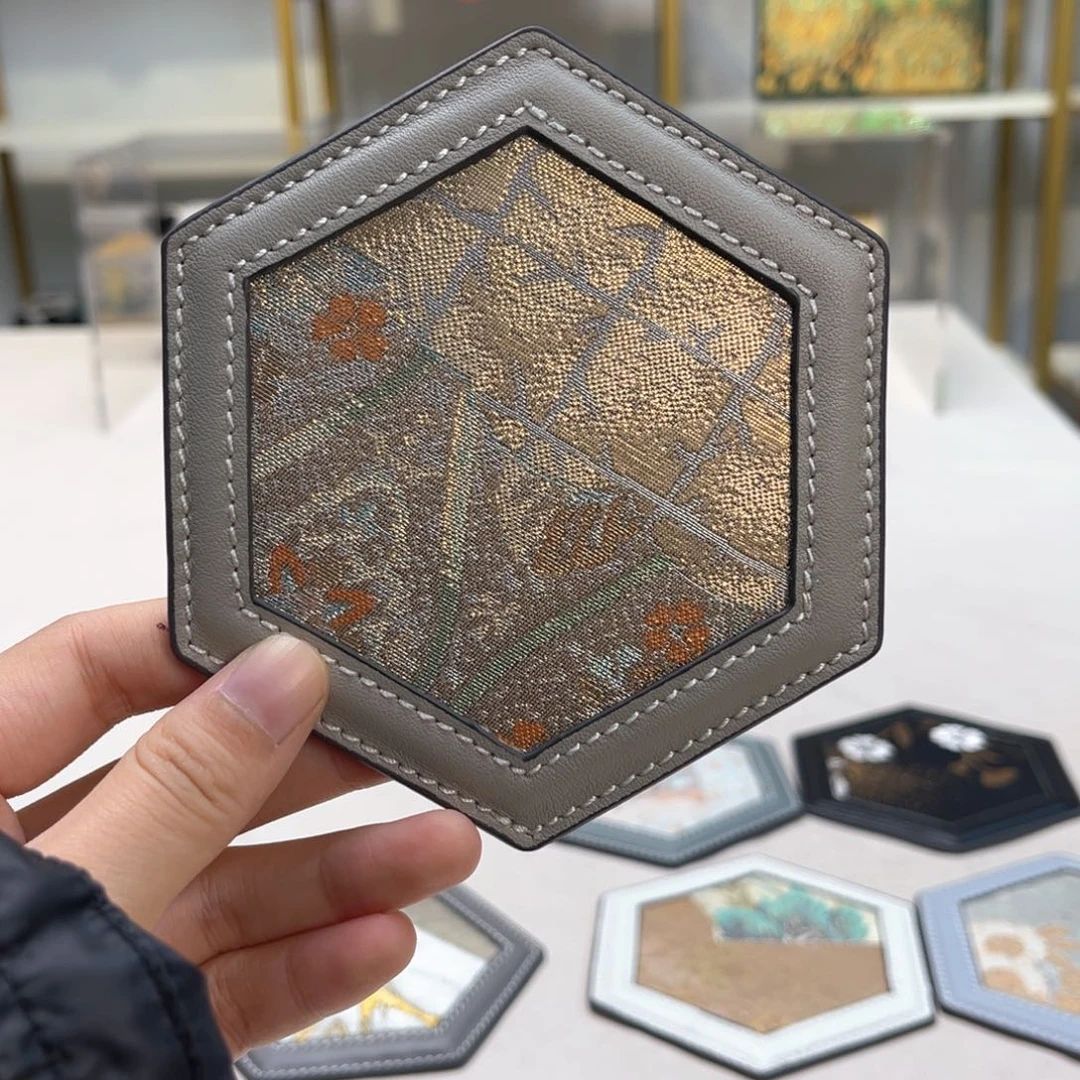 织绣随*高定风雨中的花朵，倔强又美丽。