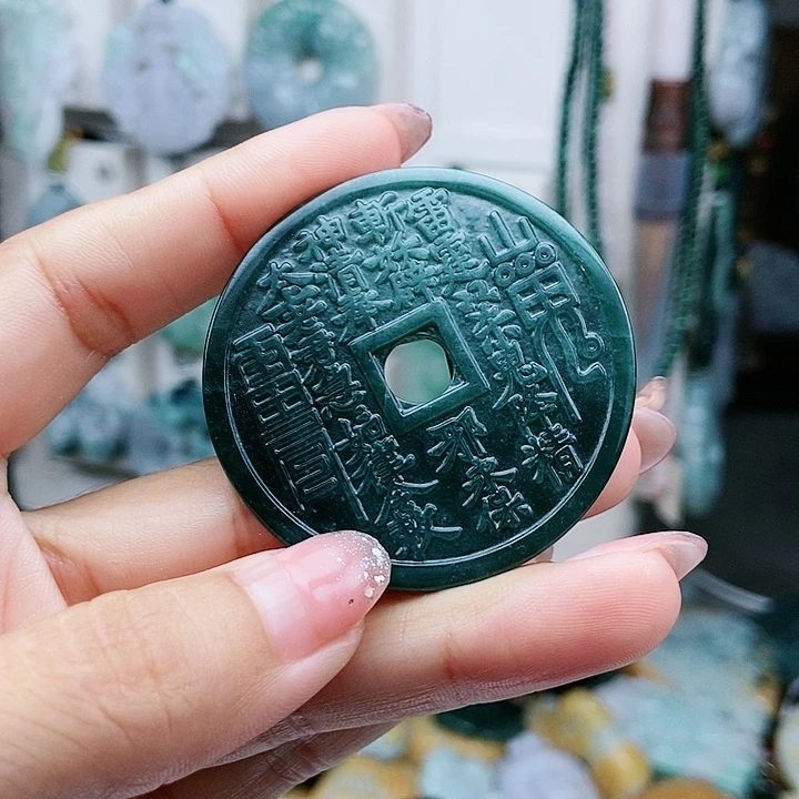 颈饰足铂镶嵌翡翠翡翠