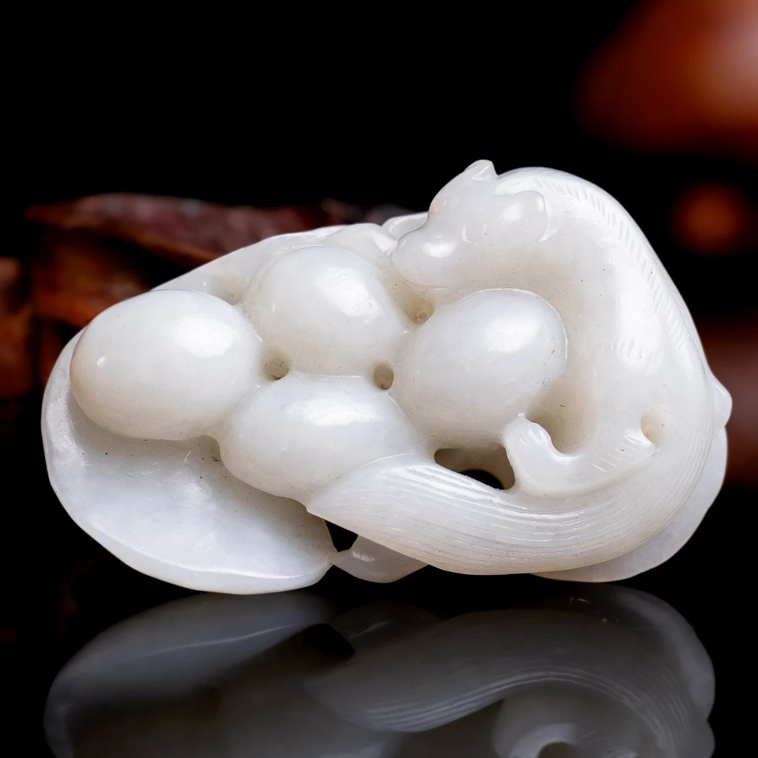 旧藏和田玉松鼠葡萄-NX