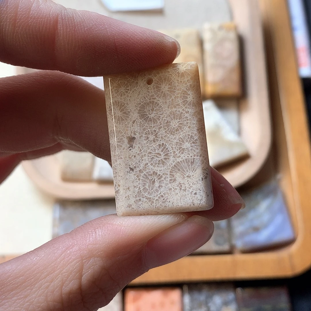 石英质玉颈饰未镶嵌钟*