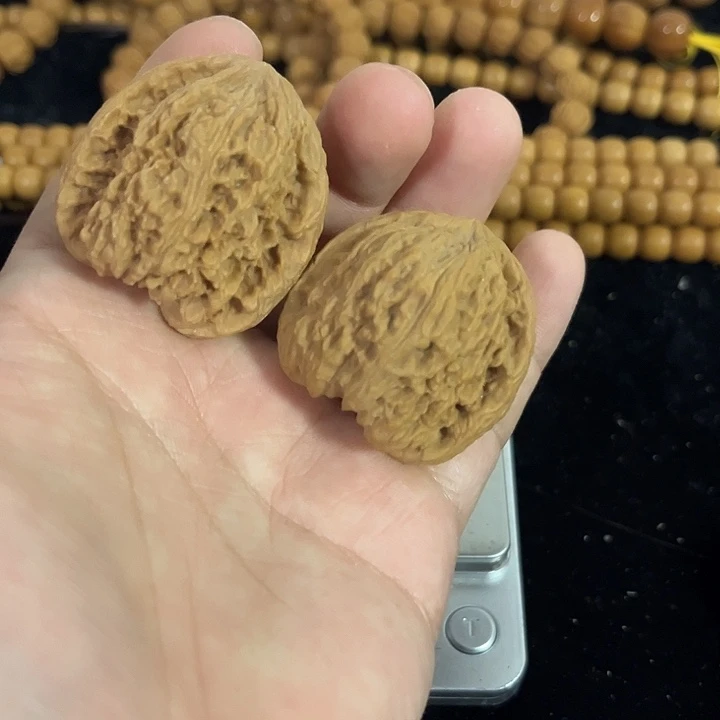 文玩核桃把件38左右微微瑕练手南疆，编号0015