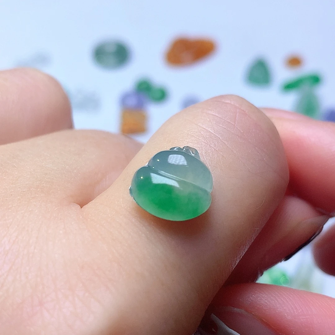 翡翠未镶嵌颈饰葫芦