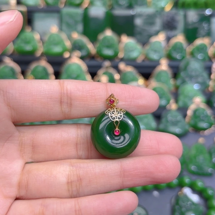 颈饰18K金镶嵌和田玉（碧玉）