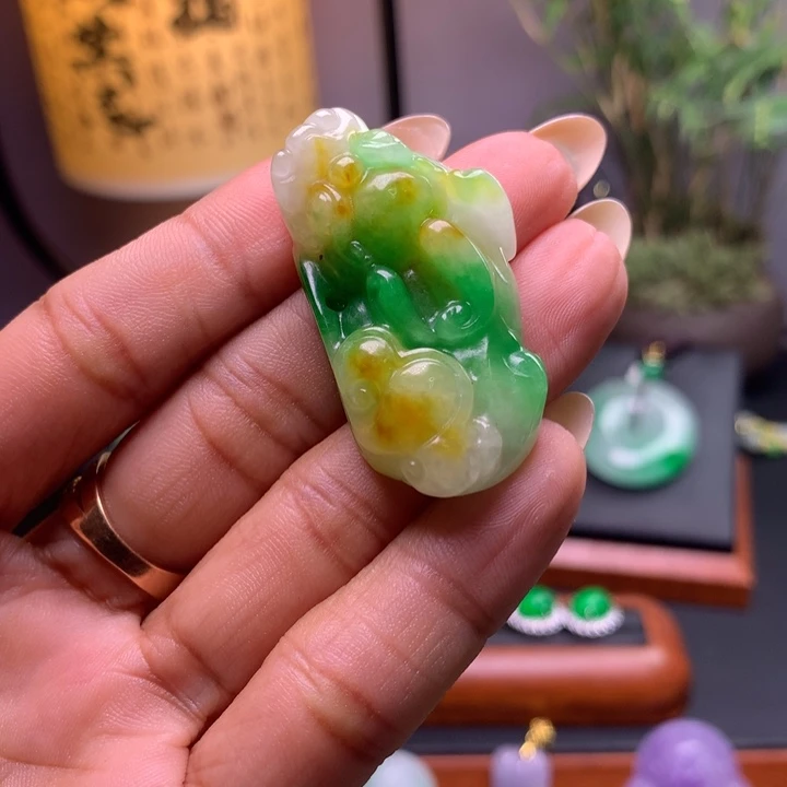 翡翠未镶嵌吊坠(赠链)