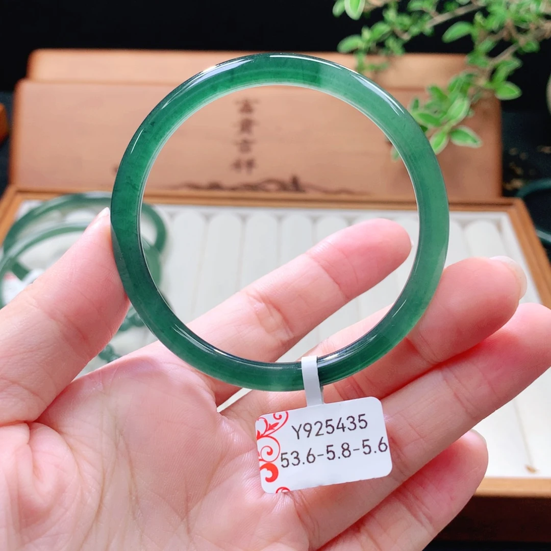 翡翠未镶嵌手镯（圆镯）