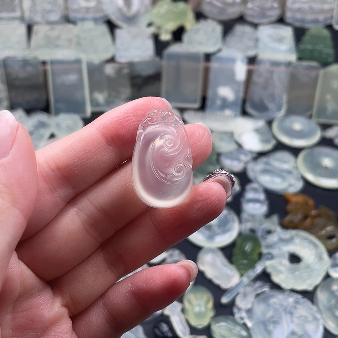 岫玉未镶嵌颈饰冰透如意吊坠