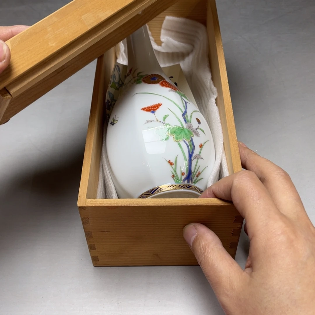 瓷片L****呜密密麻麻地排列着一