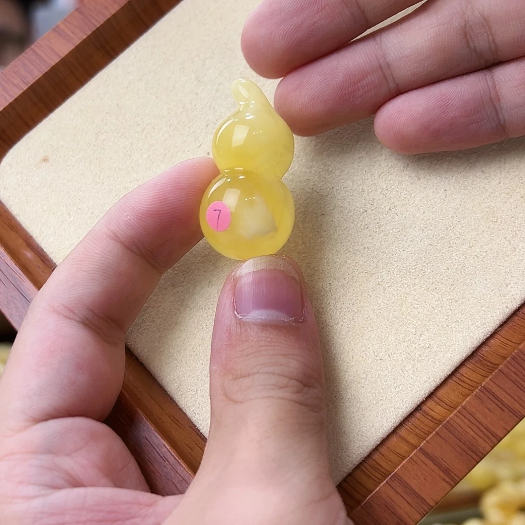 蜜蜡未镶嵌珠宝奇石