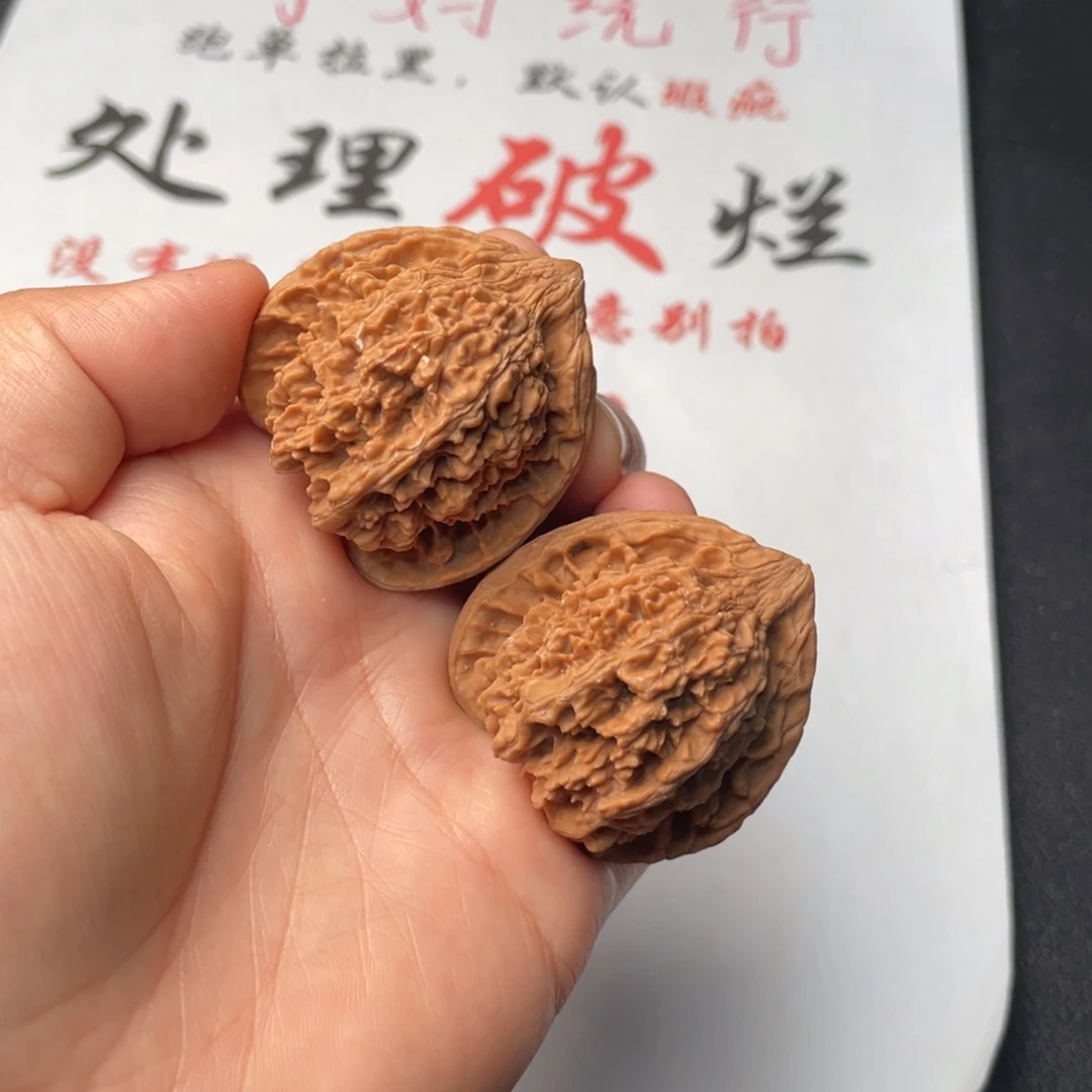 文玩核桃把件175。40星有磕碰