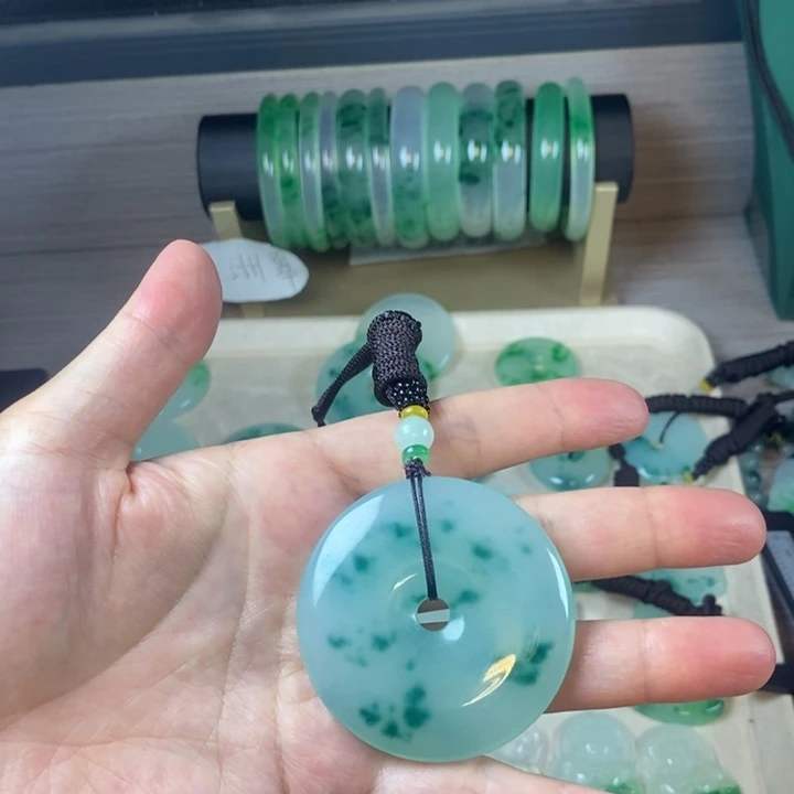 进***哥翡翠未镶嵌颈饰平安扣