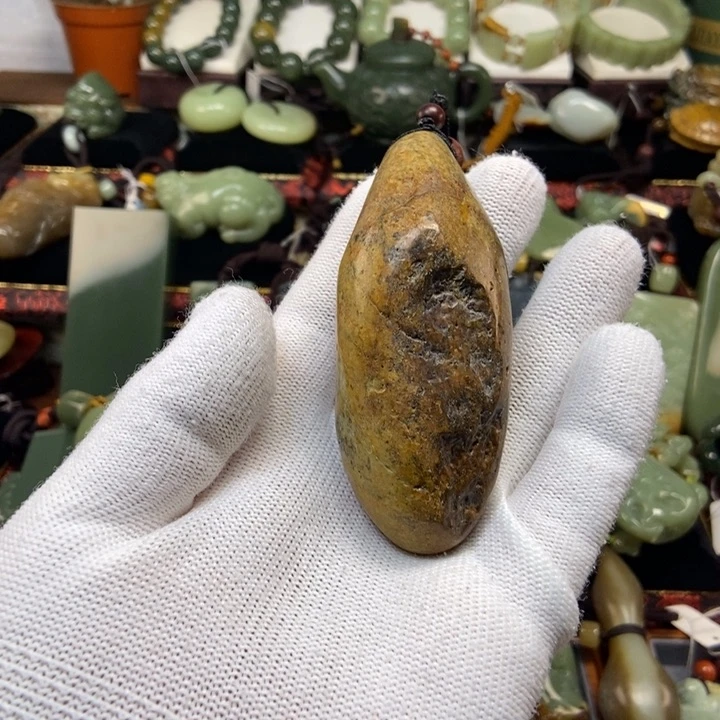 未镶嵌岫岩河磨玉（透闪石质玉）把件