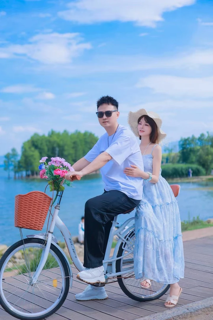 【香香严选】“花间柔光”2025夏季新款欧若风吊带连衣裙8766