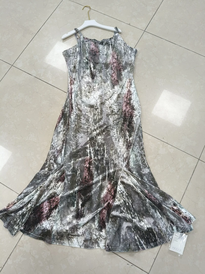 金丝绒吊带时尚连衣裙